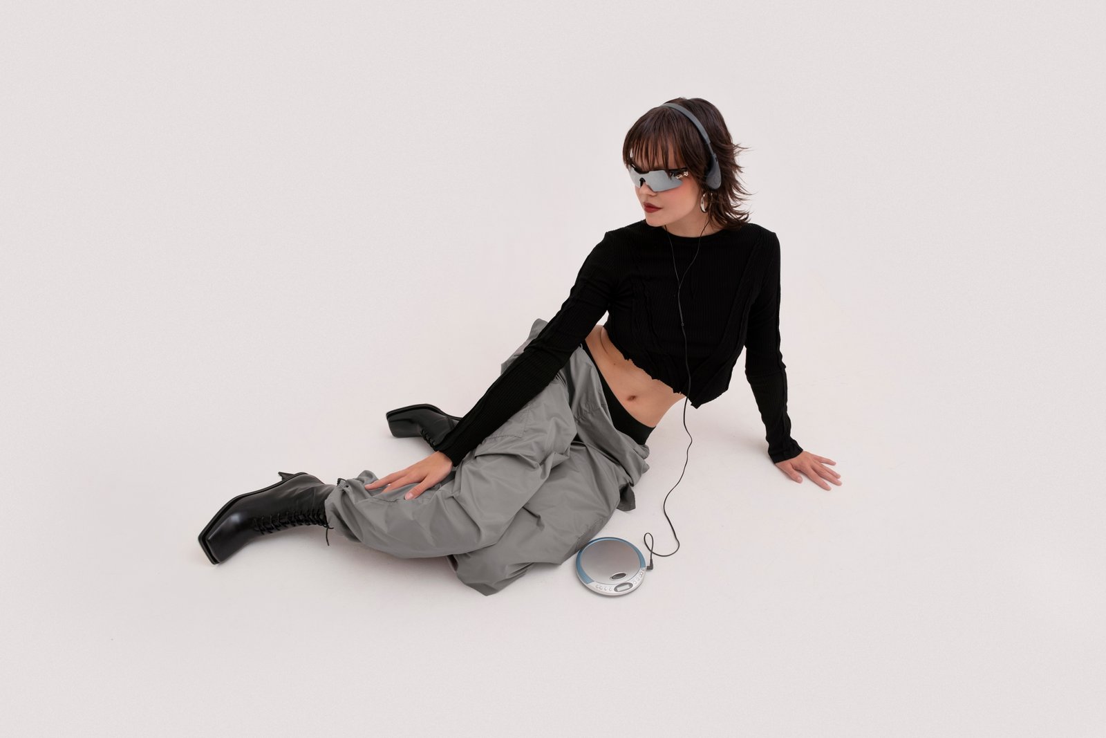 portrait-young-woman-wearing-2000-s-fashion-style(1)